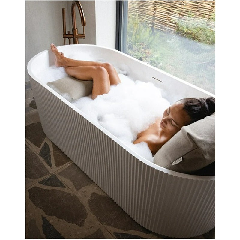 Frau entspannt mit Badesofa Rückenkissen und Fußkissen in Beige in einer freistehenden Badewanne mit Schaum